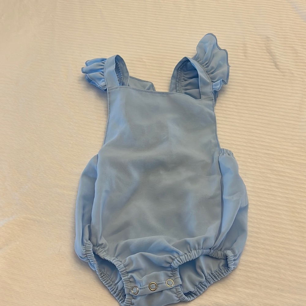 Brand new Bailey’s blossoms baby blue romper 6-9 months brand new